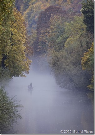 Stocherkahn im Nebel