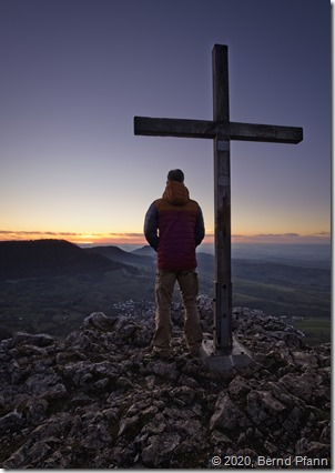 Das Gipfelkreuz am Rossfels auf der Schw&auml;bischen Alb