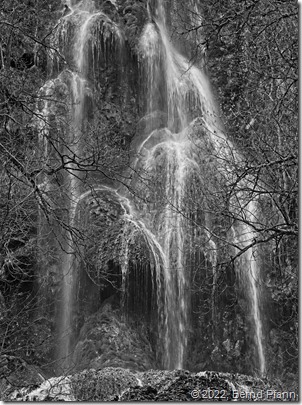 Der Wasserfall fotografiert von unten